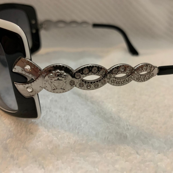 Versace - Picture 2 of 4